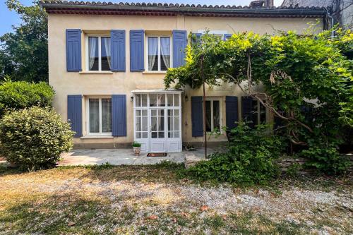 Elivi Elegant Art Deco house with Garden Walk to the Heart of Town