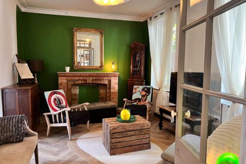 Photo de la galerie de l'établissement Elivi Elegant Art Deco house with Garden Walk to the Heart of Town, à LʼIsle-sur-la-Sorgue