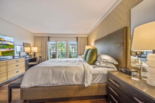 Un pat sau paturi într-o cameră la Maui Escape - Elegant Condo, Partial Ocean Views & Resort Perks