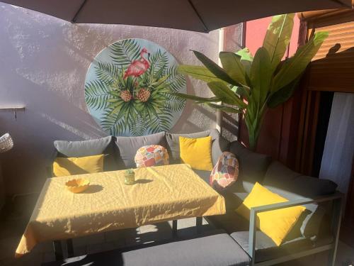 un salon avec une table et un canapé dans l'établissement Appartement Centre-Ville Propriano, à Propriano