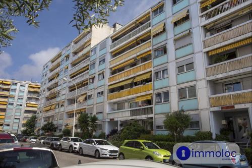 un parking avec des voitures garées devant un bâtiment dans l'établissement Studio near airport, à Nice