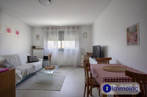 un salon avec un canapé et une table dans l'établissement Studio near airport, à Nice