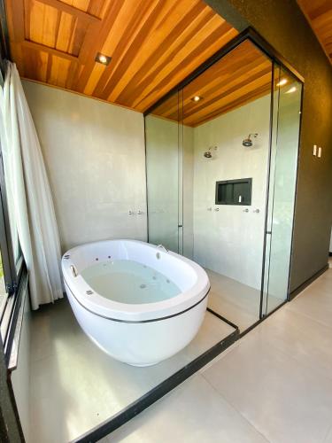 a large bath tub in a bathroom with a shower at Villa Mantiqueira SFX - Cabanas in São José dos Campos