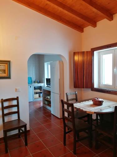 a kitchen and dining room with a table and chairs at Monte Cores do Vale - Villa com piscina privada in Montemor-o-Novo