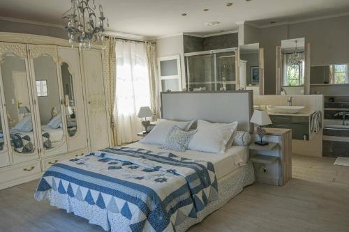 Ένα ή περισσότερα κρεβάτια σε δωμάτιο στο Villa des Vignes by Villa Plus