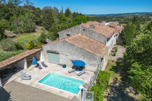une vue aérienne d'une maison avec piscine dans l'établissement Villa Domaine Saint Roch by Villa Plus, à Gaja-et-Villedieu