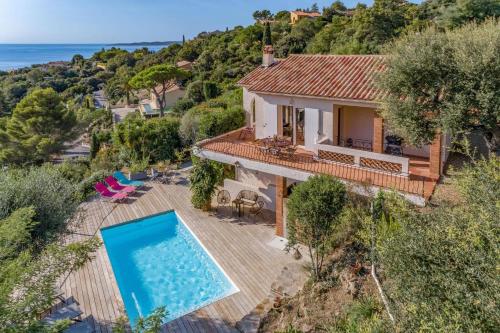 une vue aérienne d'une maison avec piscine dans l'établissement Villa Azur by Villa Plus, à Sainte-Maxime
