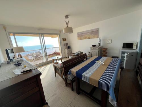 une chambre avec un lit avec vue sur l'océan dans l'établissement Evasion marine, à Plage-des-Demoiselles