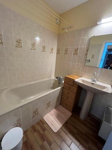 une salle de bain avec une baignoire, un lavabo et des toilettes dans l'établissement Evasion marine, à Plage-des-Demoiselles