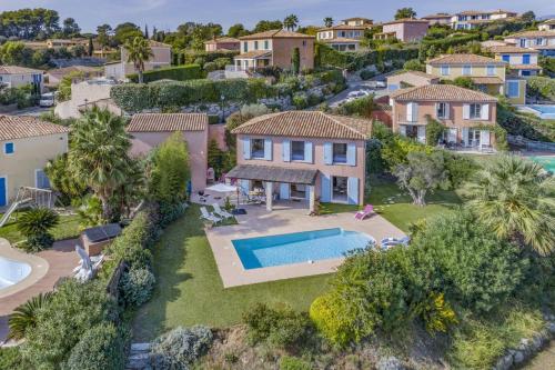une vue aérienne d'une villa avec piscine dans l'établissement Villa Grande Vue by Villa Plus, à Biot