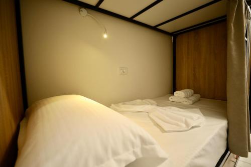 Postel nebo postele na pokoji v ubytování Urban Stay Hostel Saranda