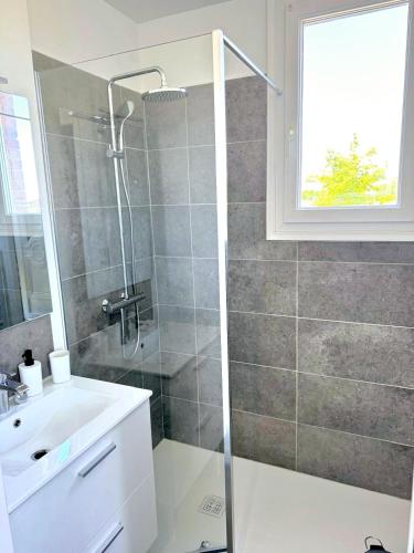 une salle de bain avec douche et lavabo dans l'établissement Rare ! Maison face à l'étang d'Isle, à Saint-Quentin
