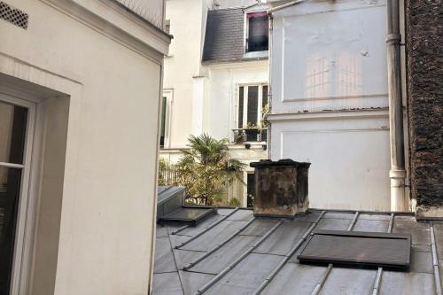 une cour vide d'un bâtiment blanc avec une porte dans l'établissement Pleasant apt wagram neighborhood, à Paris