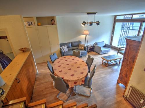 un salon avec une table et des chaises dans l'établissement Appartement Idéal au Pied du Pleney pour 4/5 Personnes, à 800m du Centre de Morzine - FR-1-524-94, à Morzine