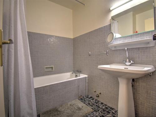 une salle de bain avec un lavabo et une baignoire et un lavabo dans l'établissement Appartement Idéal au Pied du Pleney pour 4/5 Personnes, à 800m du Centre de Morzine - FR-1-524-94, à Morzine