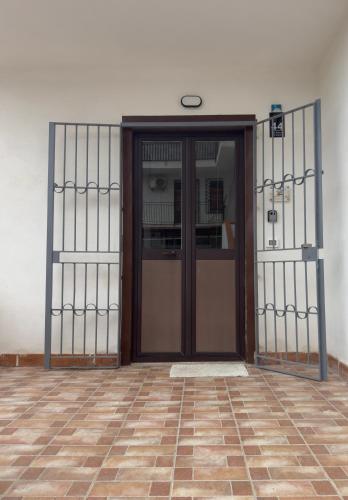 an entrance to a building with a wooden door at Appartamento Cinisi in Cinisi