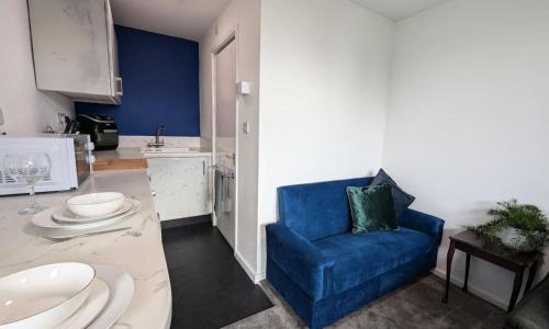 WincobankにあるQuiet, Cozy Flat & Garden In Leafy Sheffield Areaの青い椅子(テーブル付)