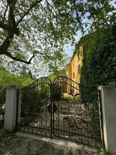 un portail en fer devant un bâtiment dans l'établissement Domaine Soala, à Lunas