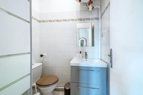 une salle de bain avec toilettes et lavabo dans l'établissement Appartement coloré 14ème arrondissement- IV, à Paris