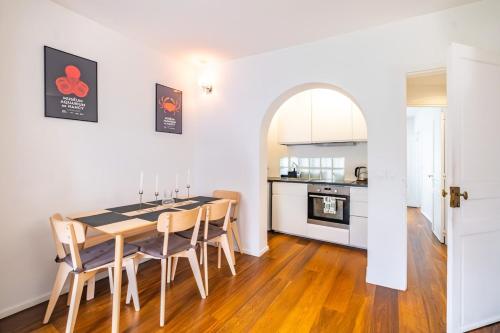 une cuisine et une salle à manger avec une table et des chaises dans l'établissement 6 Guests Flat - Jardin des Plantes, à Paris