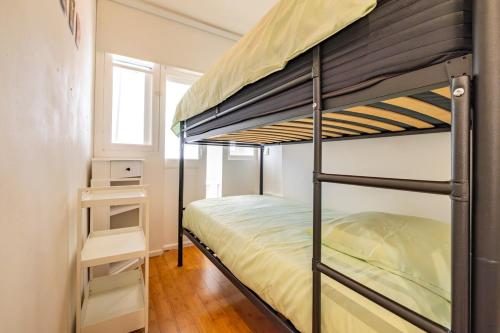 une chambre avec un lit superposé dans une pièce dans l'établissement 6 Guests Flat - Jardin des Plantes, à Paris