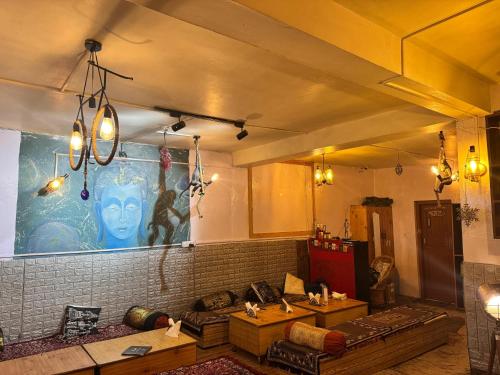 Ein Sitzbereich in der Unterkunft Bayith Inn,dragon chowk