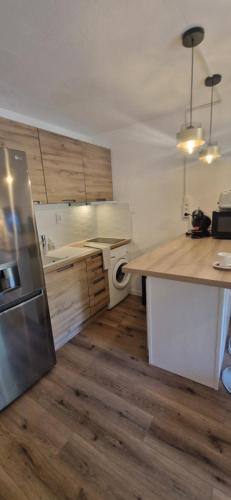 une cuisine avec un réfrigérateur et un plan de travail dans l'établissement Location appartement bord de mer, à Six-Fours-les-Plages