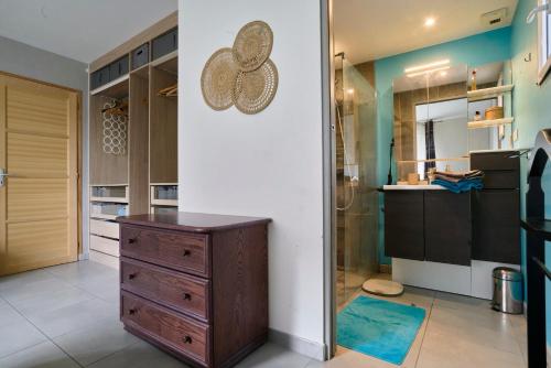 - une cuisine avec une commode en bois dans l'établissement La Familiale - Les Demeures d 'Adrien, à Santes