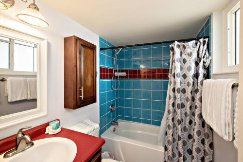 Koupelna v ubytování Daytona Inn Beach Resort Unit #236