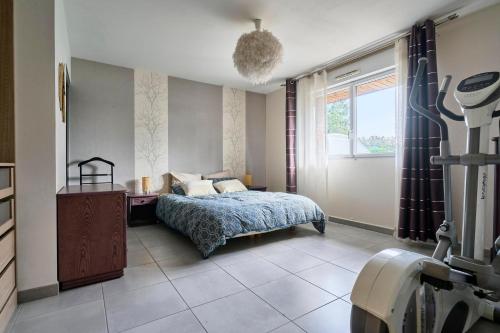 une chambre avec un lit, un bureau et une fenêtre dans l'établissement La Familiale - Les Demeures d 'Adrien, à Santes