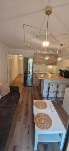 - une cuisine et un salon avec une table et un comptoir dans l'établissement Location appartement bord de mer, à Six-Fours-les-Plages