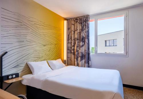 Un ou plusieurs lits dans un hébergement de l'établissement B&B HOTEL Nice Aéroport Arenas