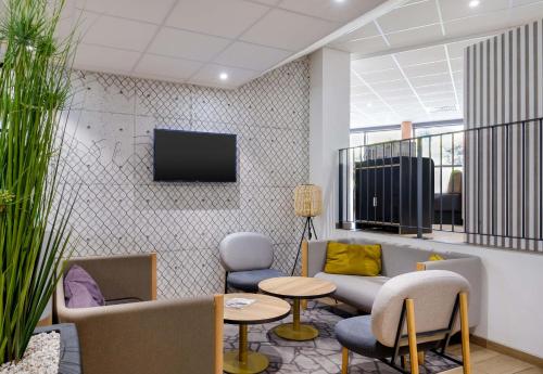 Télévision ou salle de divertissement dans l'établissement B&B HOTEL Nice Aéroport Arenas