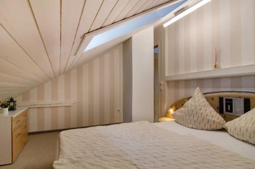 a bedroom with a bed and a skylight at Ferienwohnung Hofer in Kalkofen