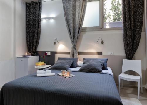 Un dormitorio con una cama azul y una ventana en B&B Radici, en Melendugno