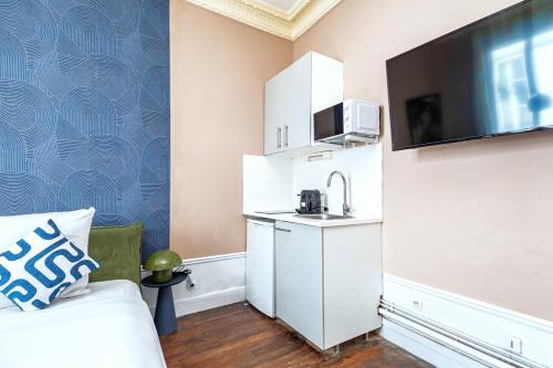 - une petite cuisine avec évier dans la chambre dans l'établissement Studio confortable et pratique centre Paris 14-III, à Paris