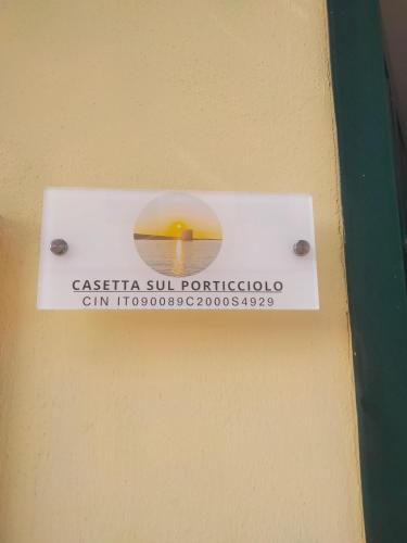 a sign on a wall that reads casita sut porichopoulos gin at casetta sul porticciolo in Stintino
