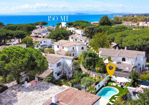 Quartu Sant'ElenaにあるVilla Stella di Mareのスイミングプール付きのヴィラの空中ビュー