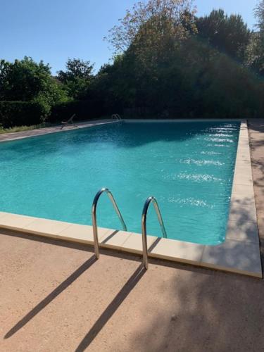 une piscine bleue avec deux bars en métal dans l'établissement Appartement T1 Résidence Sporting 1er étage, à Toulouse