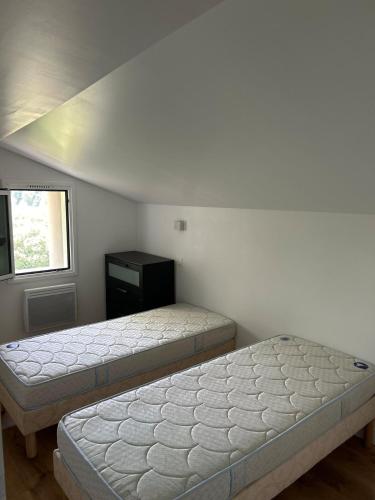 une chambre avec deux lits et une fenêtre dans l'établissement Appartement avec vue dégagé, à Urcuit