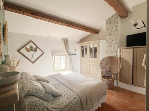 une chambre avec un lit et une fenêtre dans l'établissement Charmante maison de hameau, à La Londe-les-Maures