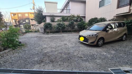 a small car parked in front of a building at ビジネス旅館 錦荘 - Nishiki Guest House in Kadoma