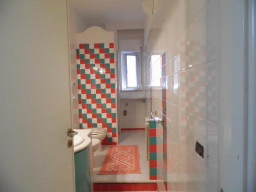 uma casa de banho com um lavatório e um WC num quarto em Forty One em Marsala