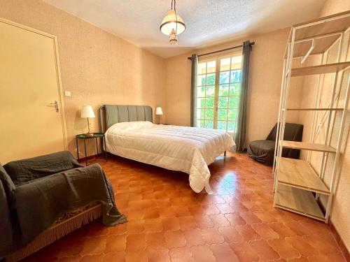 - une chambre avec un lit, une échelle et un canapé dans l'établissement Grande maison au cœur de l'Ardèche 12 personnes, à Villeuneuve-de-Berg