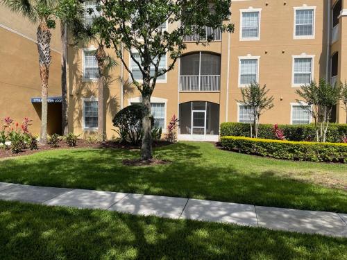 un edificio con un cortile verde di fronte a un edificio di Family Friendly II a Orlando