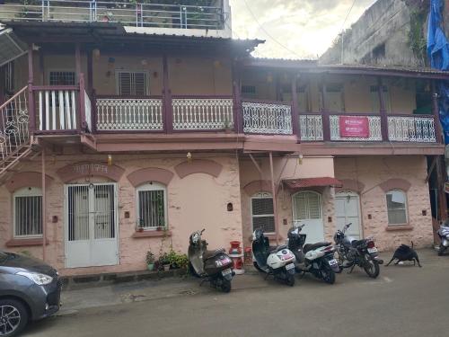 un groupe de motocycles garés devant un bâtiment dans l'établissement Mohak Yatri Nivas मोहक यात्री निवास, à Kolhapur
