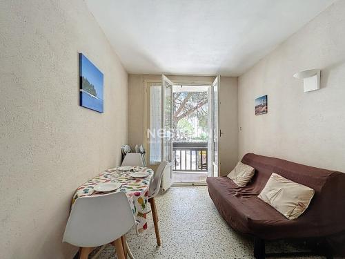 un salon avec une table et un canapé dans l'établissement 3794- Appartement à 50m de la mer, à Argelès-sur-Mer