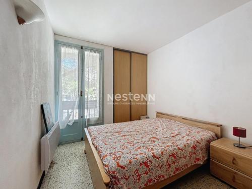 une chambre avec un lit et une fenêtre dans l'établissement 3794- Appartement à 50m de la mer, à Argelès-sur-Mer