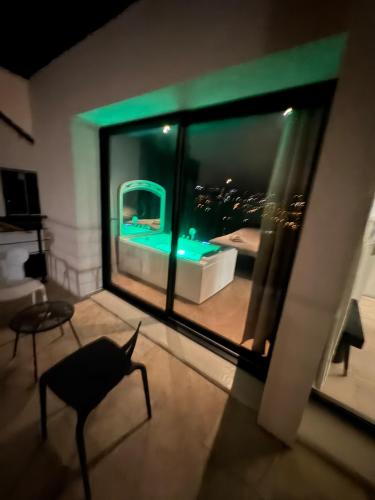 Cette chambre dispose d'une fenêtre offrant une vue sur la ville. dans l'établissement La vue, à Rouen