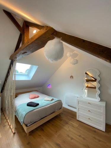 - une chambre avec un lit peint sur le mur dans l'établissement Studio La Poésie des Nuages Douceur et Légèreté à Saint-Brieuc, à Saint-Brieuc